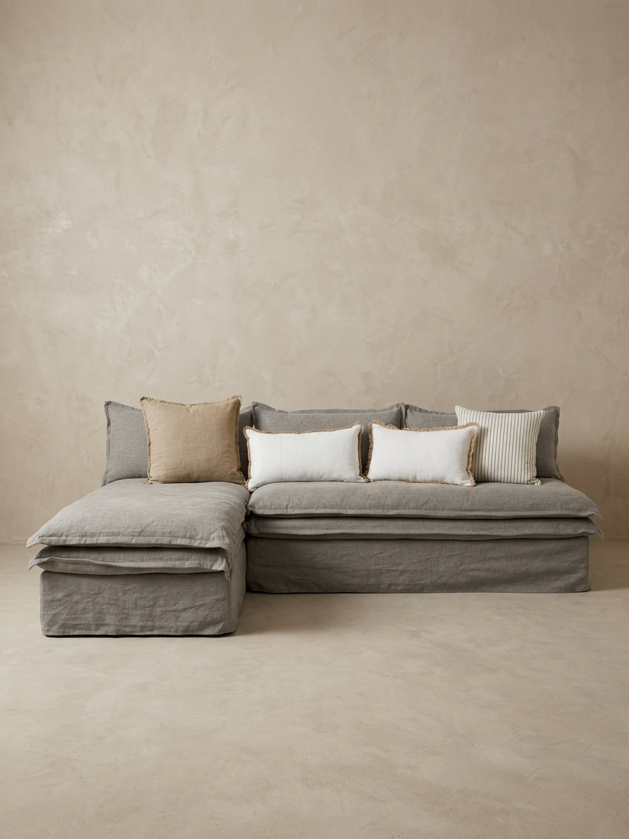 Sofá seccional Narvik con chaise en lino gris, AC Proyecta