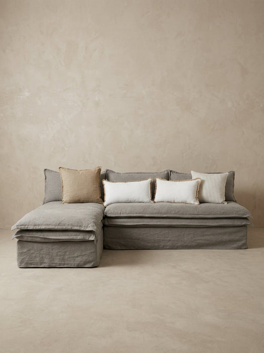Sofá seccional Narvik con chaise en lino gris, AC Proyecta